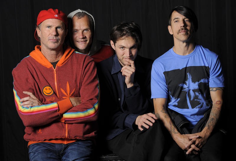 Flea (RHCP) recunoaste ca a facut playback la Super Bowl